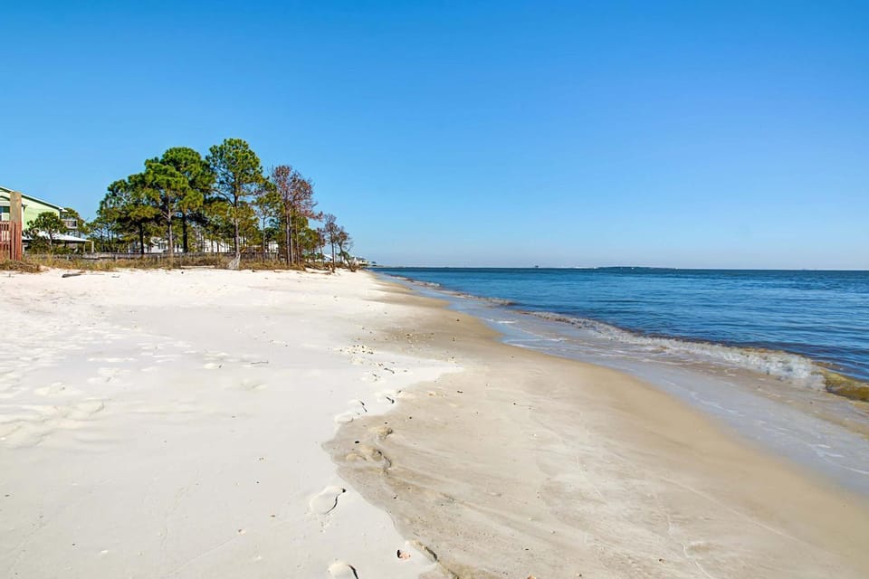 Family-friendly beachfront getaway with a stainless kitchen & shared pool House in Dauphin Island