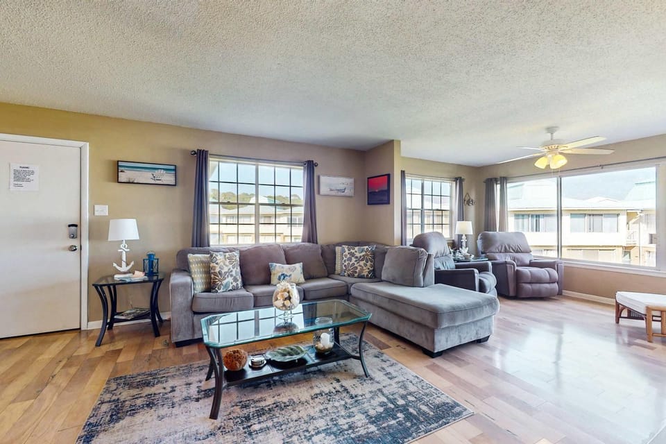 Family-friendly beachfront getaway with a stainless kitchen & shared pool House in Dauphin Island