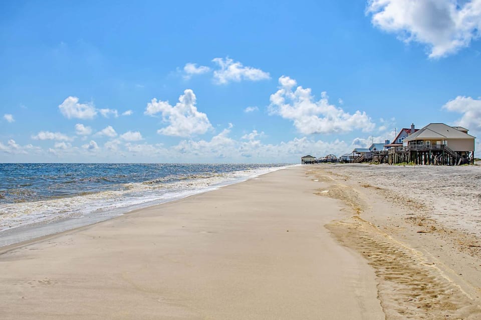 Family-friendly beachfront getaway with a stainless kitchen & shared pool House in Dauphin Island