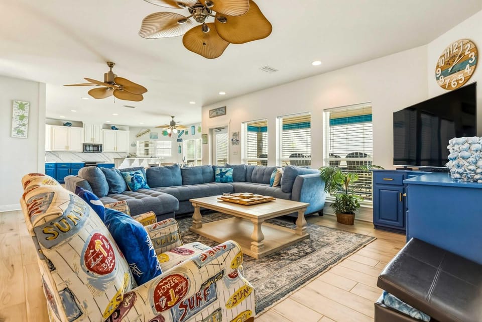 Coastal Gem on the Sand With Large Deck Ocean Views Free WiFi & Private Hot Tub House in Dauphin Island