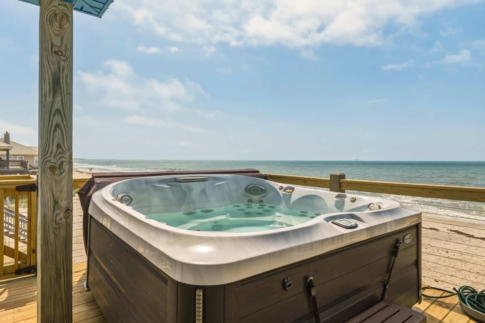 Coastal Gem on the Sand With Large Deck Ocean Views Free WiFi & Private Hot Tub House in Dauphin Island