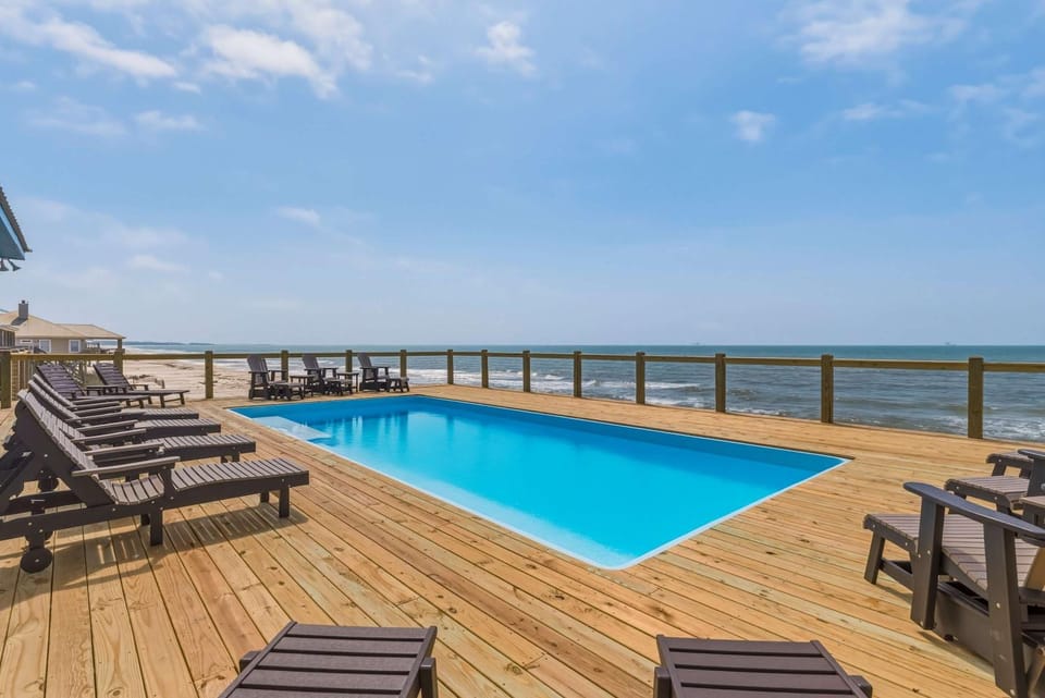Coastal Gem on the Sand With Large Deck Ocean Views Free WiFi & Private Hot Tub House in Dauphin Island