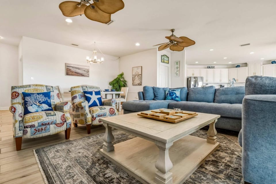 Coastal Gem on the Sand With Large Deck Ocean Views Free WiFi & Private Hot Tub House in Dauphin Island