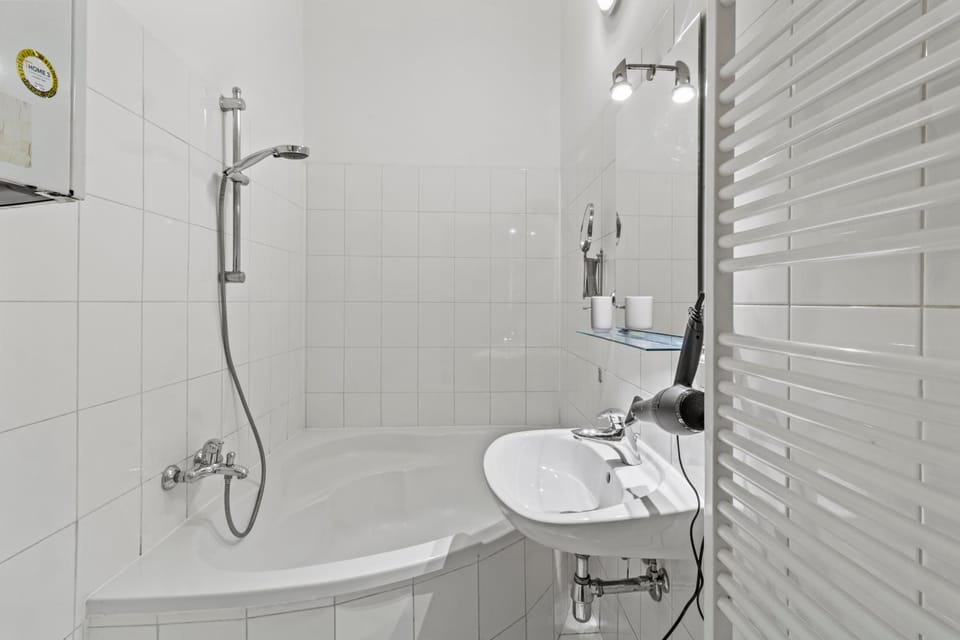 1BR Sleeps 6 - 3 min to U6 Nußdorfer Straße - Near Volksoper Apartment in Vienna