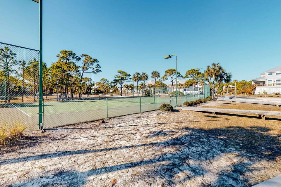 Two-Level Home with W&D Shared Outdoor Pool Free High-Speed WiFi Central AC House in Dauphin Island