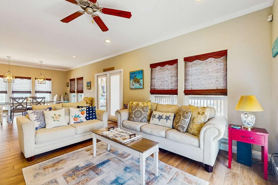 Two-Level Home with W&D Shared Outdoor Pool Free High-Speed WiFi Central AC House in Dauphin Island