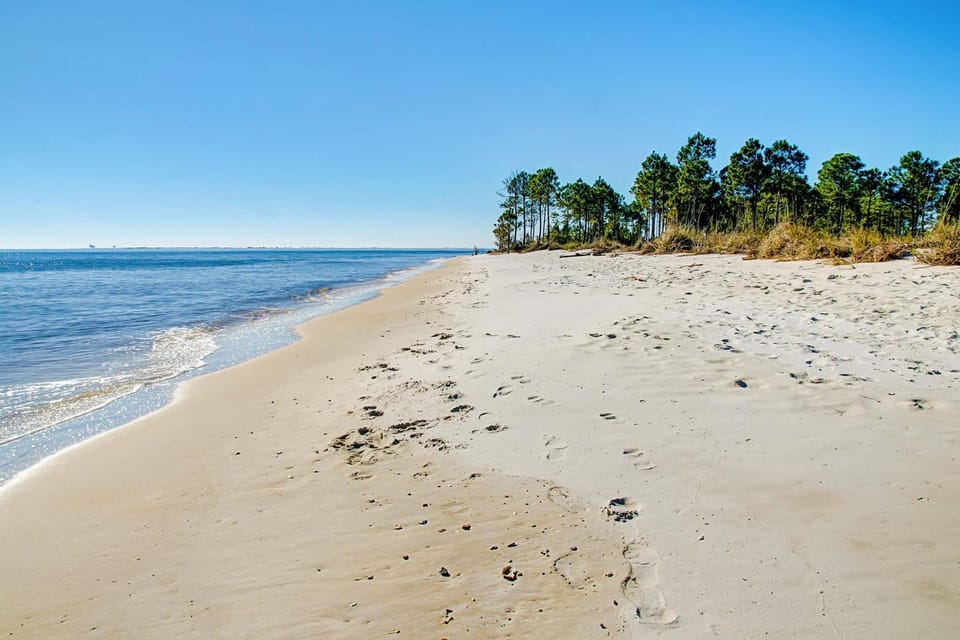 Two-Level Home with W&D Shared Outdoor Pool Free High-Speed WiFi Central AC House in Dauphin Island