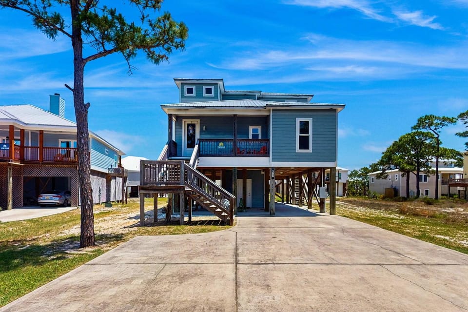 Two-Level Home with W&D Shared Outdoor Pool Free High-Speed WiFi Central AC House in Dauphin Island