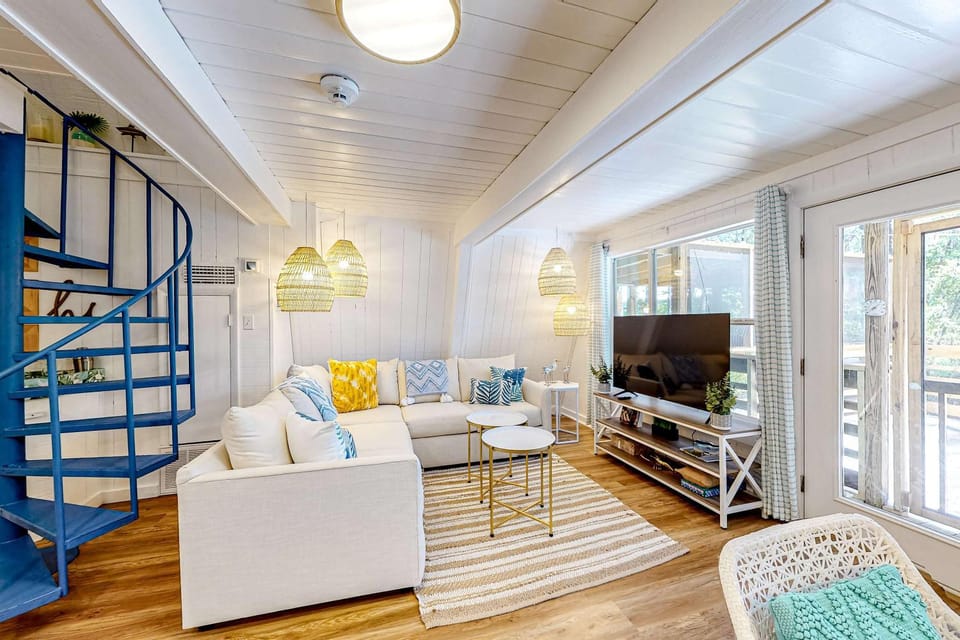 Charming A-frame with whimsical decor WiFi decks sunroom W&D & AC - dogs OK House in Dauphin Island