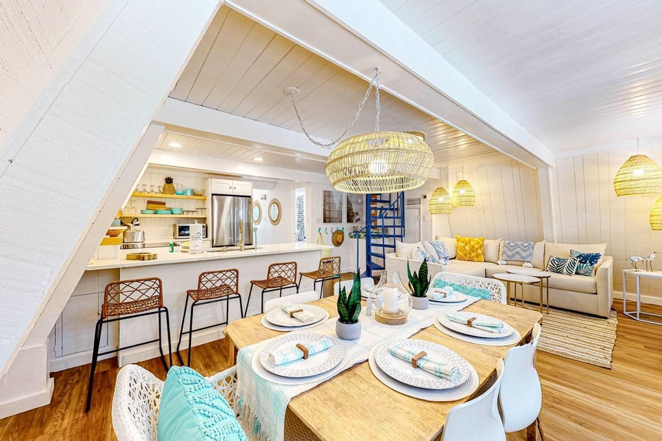 Charming A-frame with whimsical decor WiFi decks sunroom W&D & AC - dogs OK House in Dauphin Island