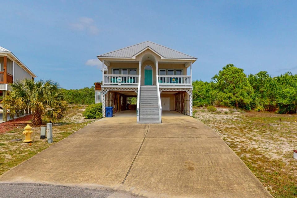 Spacious Island Gem Near the Beach & Town With Large Deck & Full Kitchen - Dogs OK House in Dauphin Island