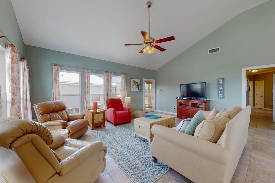 Spacious Island Gem Near the Beach & Town With Large Deck & Full Kitchen - Dogs OK House in Dauphin Island