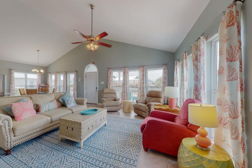 Spacious Island Gem Near the Beach & Town With Large Deck & Full Kitchen - Dogs OK House in Dauphin Island