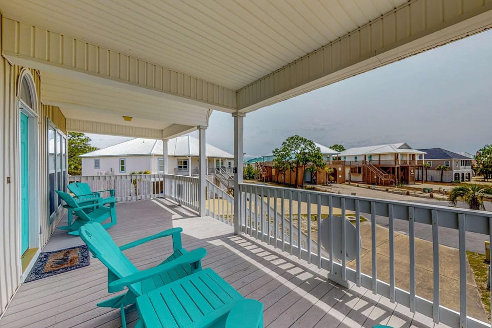 Spacious Island Gem Near the Beach & Town With Large Deck & Full Kitchen - Dogs OK House in Dauphin Island
