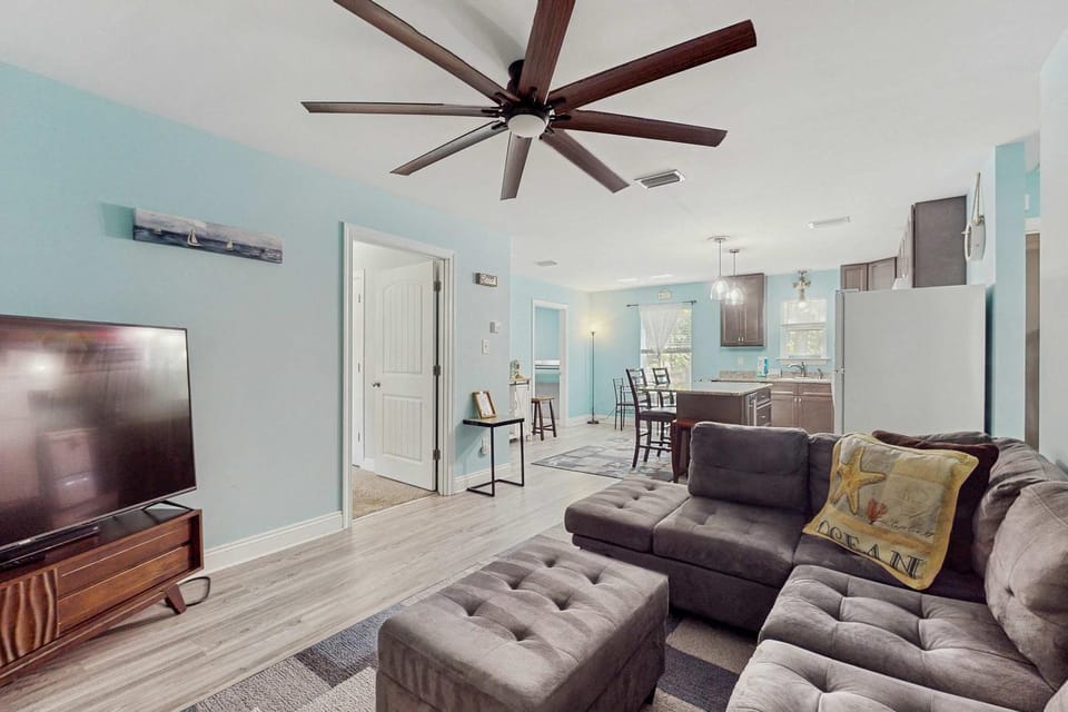 Island Home With Spacious Deck Lower Patio Free WiFi & Beach Access Nearby House in Dauphin Island