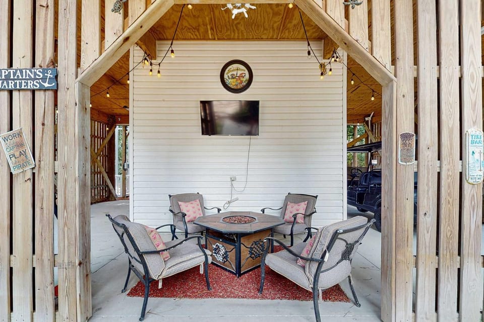 Island Home With Spacious Deck Lower Patio Free WiFi & Beach Access Nearby House in Dauphin Island
