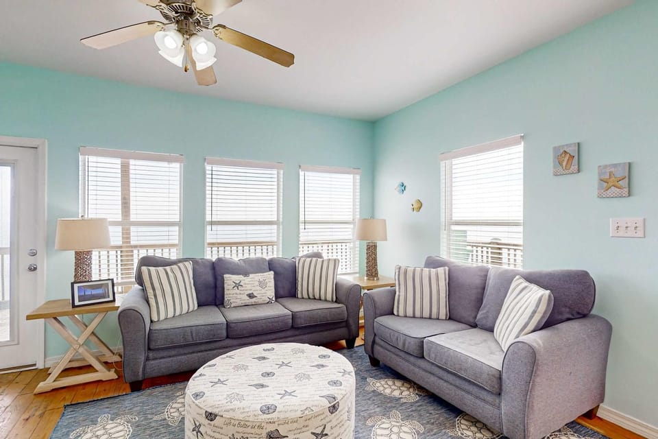 10 Steps to the Gulf Beachfront Dog-Friendly Home with 2 Decks AC WiFi & W&D House in Dauphin Island