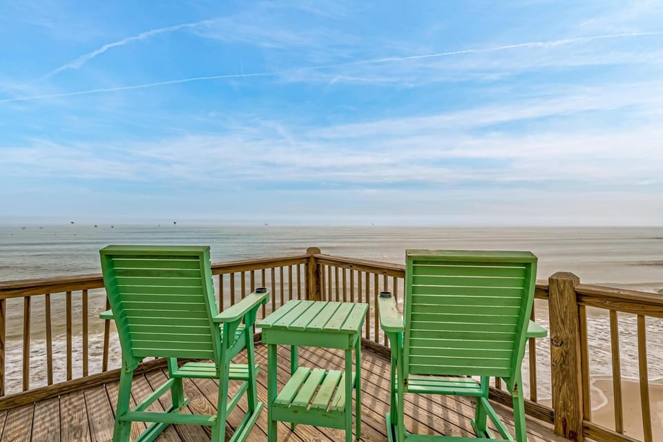 10 Steps to the Gulf Beachfront Dog-Friendly Home with 2 Decks AC WiFi & W&D House in Dauphin Island