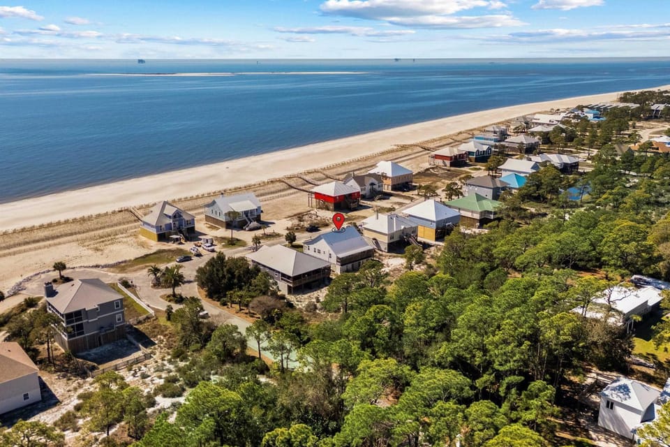 Dog-Friendly Oceanside Home with Free WiFi Central AC Private W&D Balcony House in Dauphin Island
