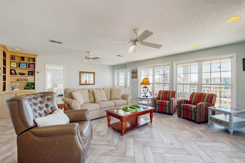 Dog-Friendly Oceanside Home with Free WiFi Central AC Private W&D Balcony House in Dauphin Island