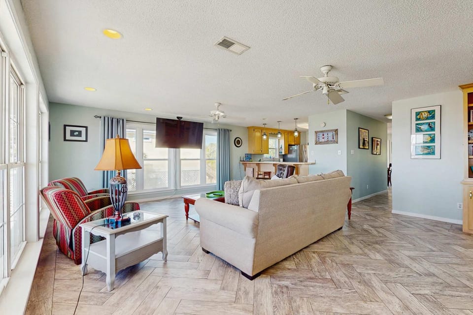 Dog-Friendly Oceanside Home with Free WiFi Central AC Private W&D Balcony House in Dauphin Island