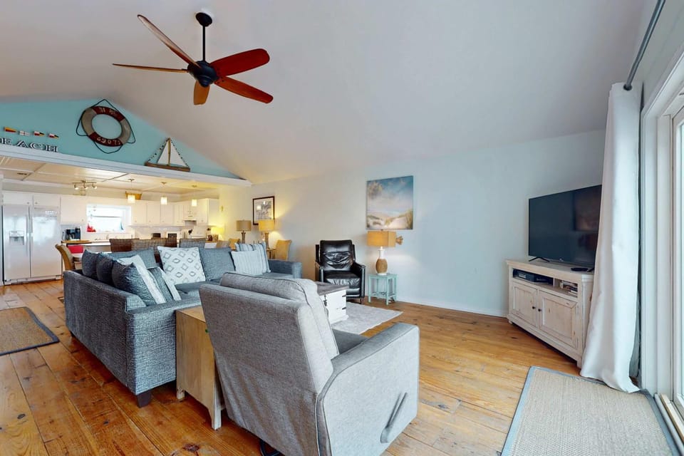 Island Gem on the Water With Private Dock Large Deck Gas Grill & WiFi - Dogs OK House in Dauphin Island