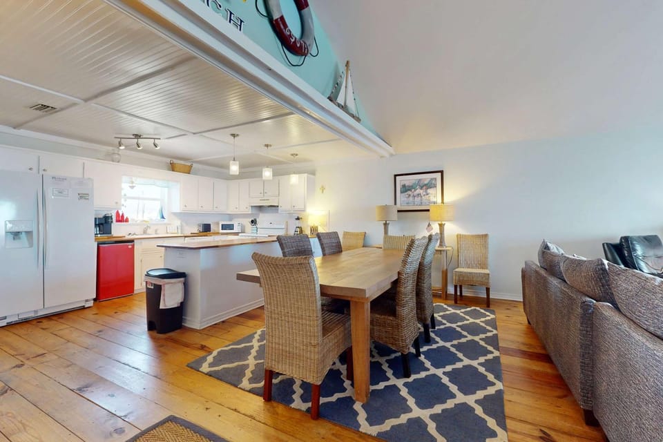 Island Gem on the Water With Private Dock Large Deck Gas Grill & WiFi - Dogs OK House in Dauphin Island
