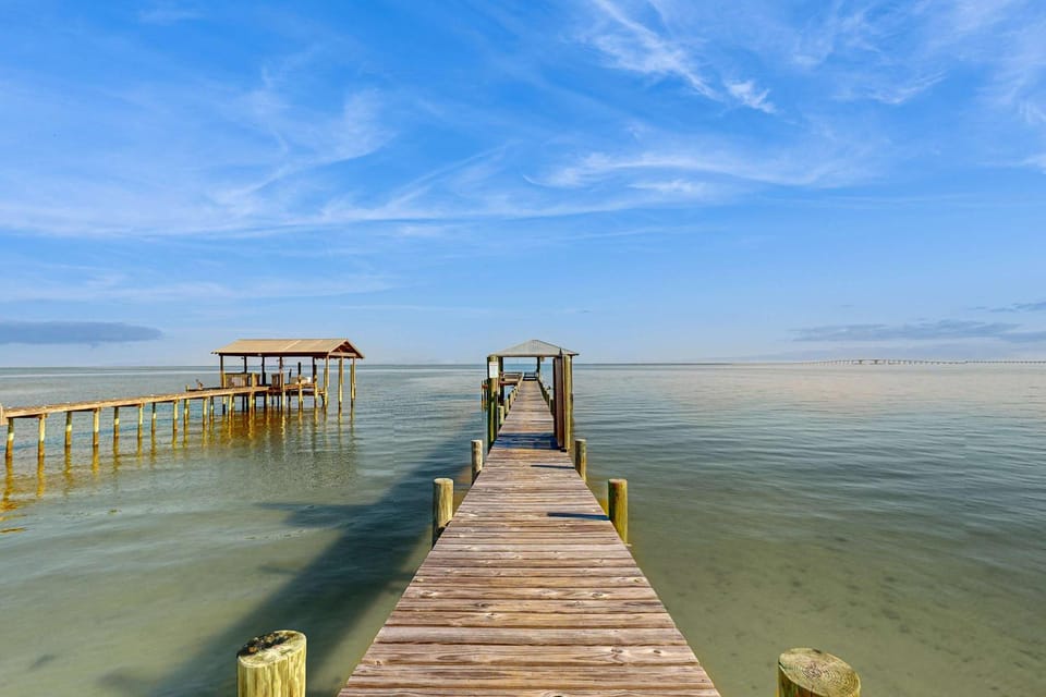 Island Gem on the Water With Private Dock Large Deck Gas Grill & WiFi - Dogs OK House in Dauphin Island