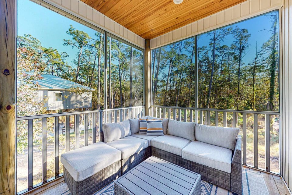 Gorgeous new-build with boat parking bunk room WiFi AC - dogs welcome House in Dauphin Island
