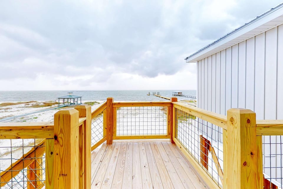 Beautiful beach house with WiFi Gulf view central AC washer dryer - dogs OK House in Dauphin Island