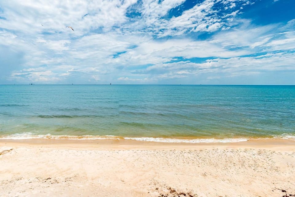 Gulf Front Paradise - Swim Spa Dolphin Spotting and Beach at Your Doorstep House in Dauphin Island