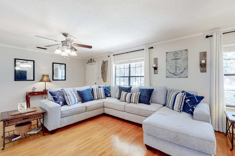 Dreamy island home with outdoor kitchen gas grill firepit WiFi & lush yard House in Dauphin Island