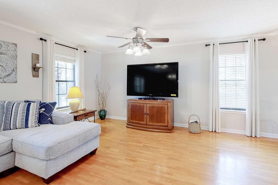 Dreamy island home with outdoor kitchen gas grill firepit WiFi & lush yard House in Dauphin Island