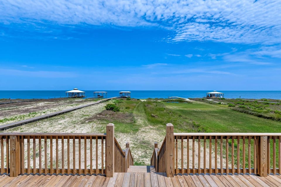 Idyllic dog-friendly Bay Front Island home with pool Gulf view & large decks House in Dauphin Island