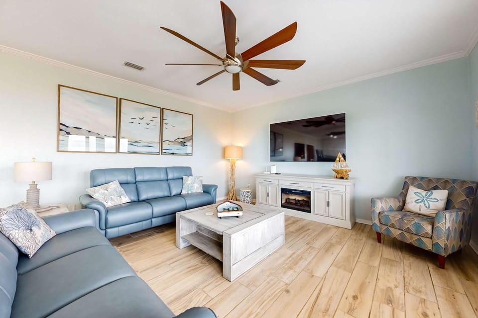Dog-friendly waterfront home with Gulf views & private beach lagoon access House in Dauphin Island