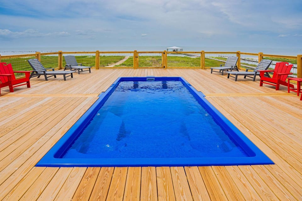 Dog-friendly home with water views & private heated pool House in Dauphin Island