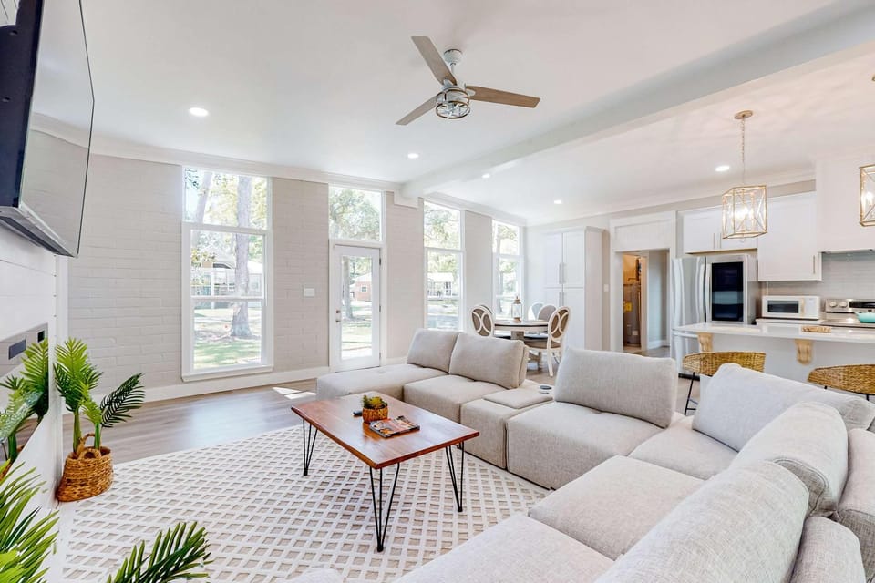 Modern dog-friendly home in the heart of island with hot tub & screened lanai House in Dauphin Island