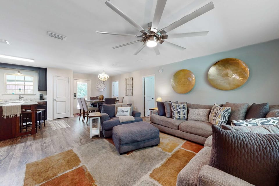 Seven Rings Dog-friendly house with back patio grill streaming washer dryer House in Dauphin Island