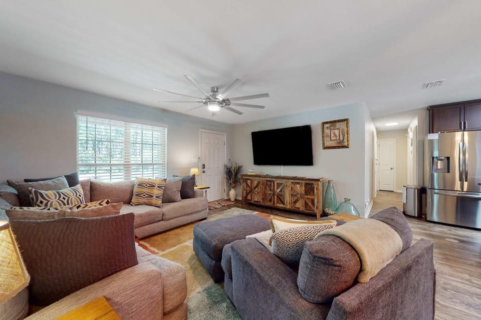 Seven Rings Dog-friendly house with back patio grill streaming washer dryer House in Dauphin Island