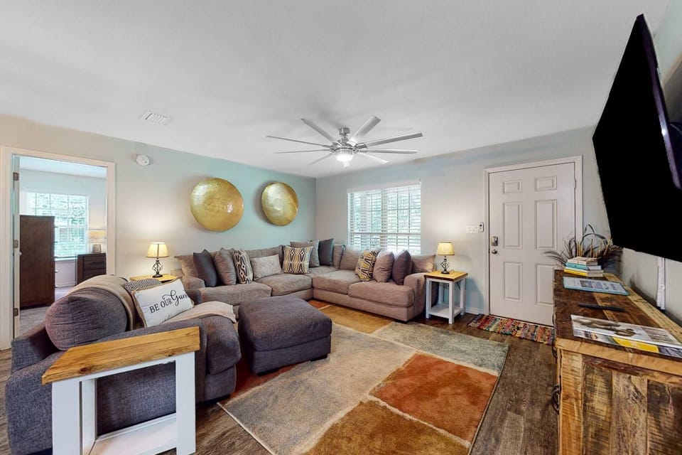 Seven Rings Dog-friendly house with back patio grill streaming washer dryer House in Dauphin Island