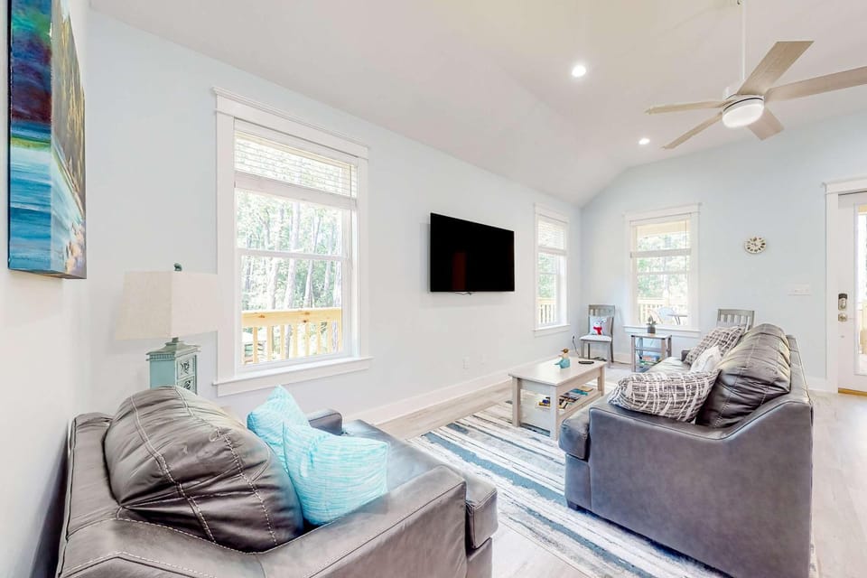 Peace & Sea-Renity Dog-friendly house with deck patio & easy beach access House in Dauphin Island