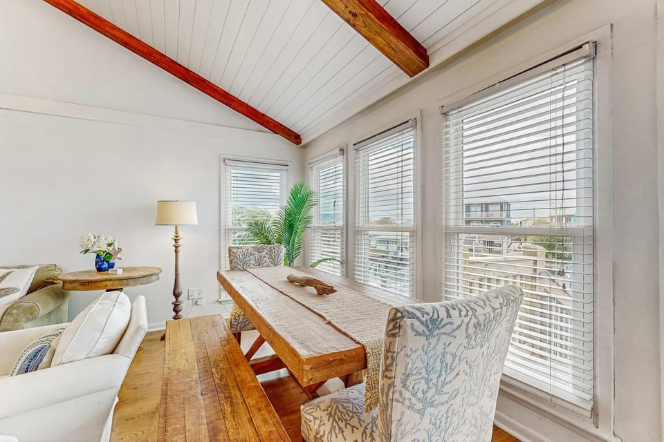 Serene sound-front home with a covered patio dock and swing bed House in Dauphin Island