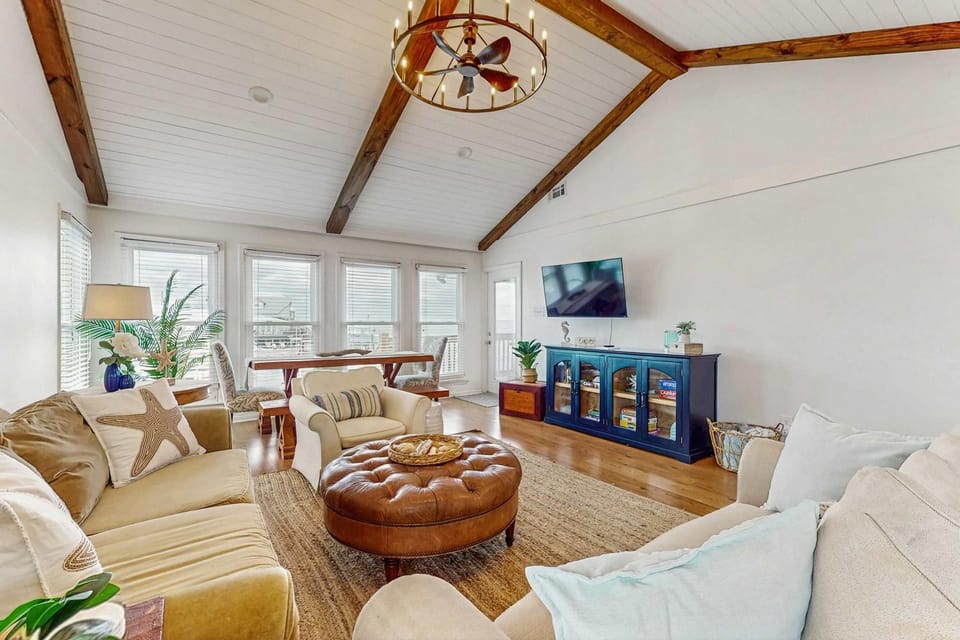 Serene sound-front home with a covered patio dock and swing bed House in Dauphin Island