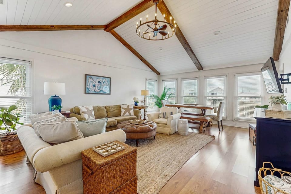 Serene sound-front home with a covered patio dock and swing bed House in Dauphin Island