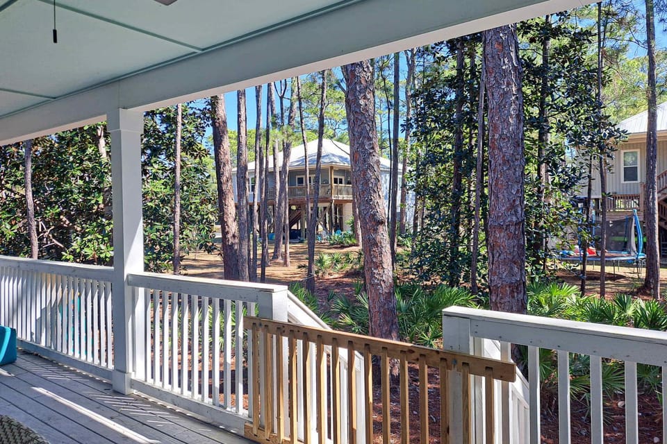 Cozy cottage located near the beach with gas grill yard & washer & dryer House in Dauphin Island