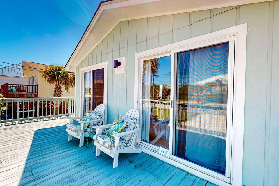 Gulf-view house with balcony central AC high-speed WiFi full kitchen & W&D House in Dauphin Island