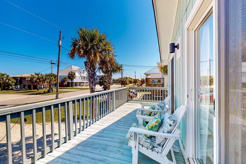 Gulf-view house with balcony central AC high-speed WiFi full kitchen & W&D House in Dauphin Island