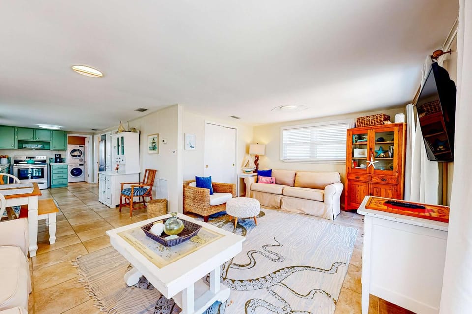 Gulf-view house with balcony central AC high-speed WiFi full kitchen & W&D House in Dauphin Island
