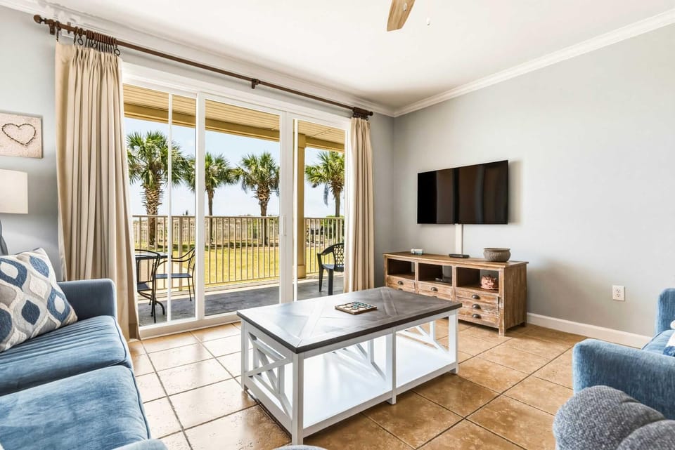 Perfect beachfront condo with pool internet and washer and dryer House in Dauphin Island