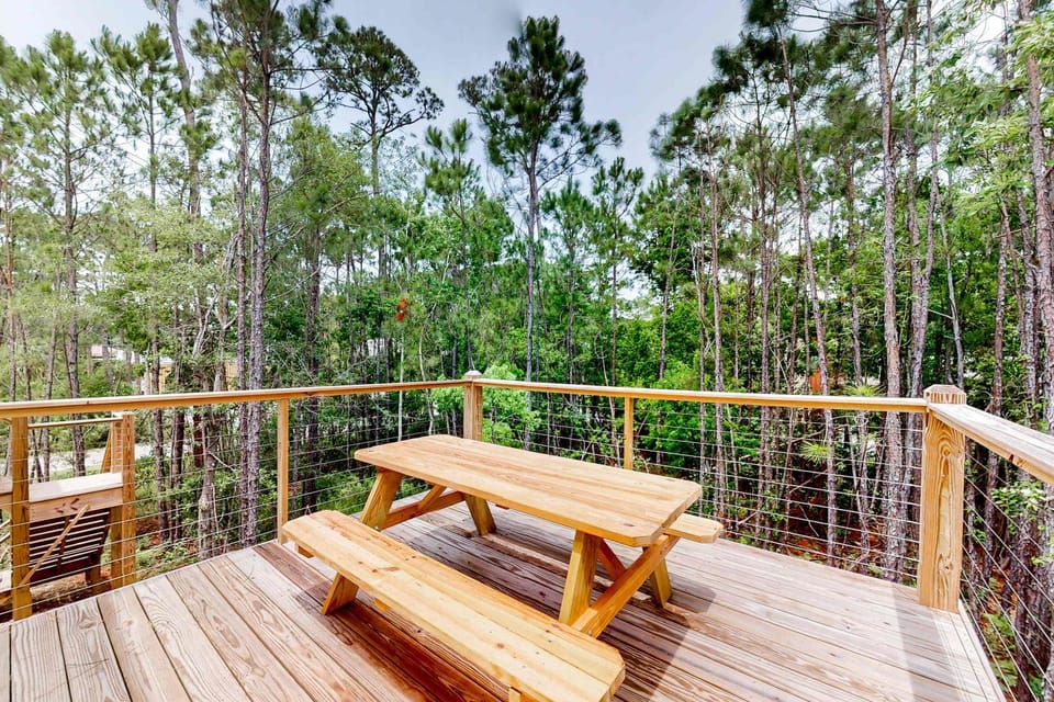 Quiet coastal home with outdoor shower deck gourmet kitchen smart TV & AC House in Dauphin Island